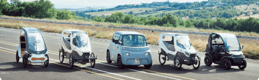 Éventail de vélis présentés en extérieur.